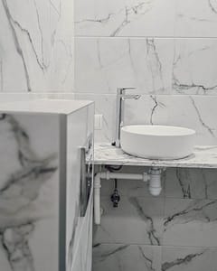 marmor vannitubaümar kraanikauss